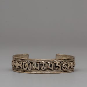 Om Mani Padme Hum Tibetan Bracelet | Sacred Mantra Jewelry for Harmony and Peace | Perfect for Meditation and Spiritual Connection |