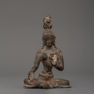 Groen standbeeld van Tara in antieke koperen afwerking | Tibetaanse godin van mededogen | Handgemaakt spiritueel decor voor altaar, puja en meditatieruimte