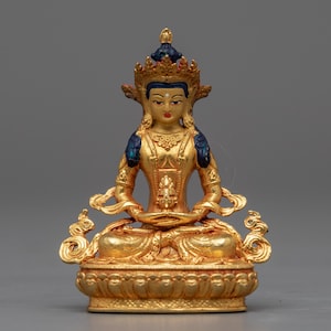 Estatua diminuta de Amitayus Vajrayana / Hermosa obra de arte portátil de Bodhisattva en estilo tradicional del Himalaya / Escultura espiritual bañada en oro de 24 k