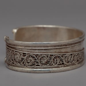 Brazalete de plata de ley 92,5 con diseño floral tibetano / Símbolos budistas / Regalo para hombres y mujeres / Pulsera con dijes / Joyería tibetana