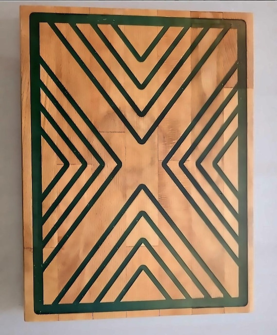 Tabla de Servir de Madera Exótica de Haya con Resina Epoxi - #TallerDelBBQ"Diseño Geométrico Abstracto Único (Dimensiones: 40x30x3 cm)