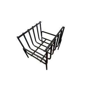 Può includere: Porta legna in metallo nero di forma rettangolare con barre curve. Il supporto ha una base a griglia ed è progettato per contenere legna da ardere. Il design è semplice e funzionale, adatto per uso interno o esterno.