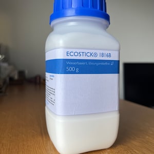 Ecostick 1816B : Adhésif à base d'eau pour le travail du cuir, options 250 g et 500 g, respectueux de l'environnement, forte adhérence