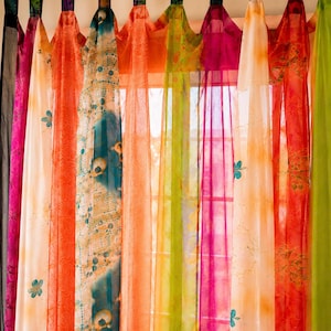 Sari-gardin i siden med lapptäcke, skir boho-fönsterpanel, handgjord vintage indisk gardin, återvunnet sari-draperi, färgglad boho-heminredning