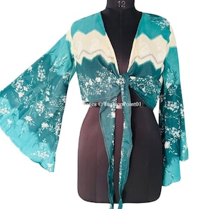 Top corto tipo sari de seda hecho a mano: top bohemio con mangas acampanadas y lazo
