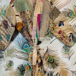 Puede incluir: Una bata kimono de color beige con estampado de patchwork, floral y geom&eacute;trico. La bata se ata a la cintura con una cinta a juego.