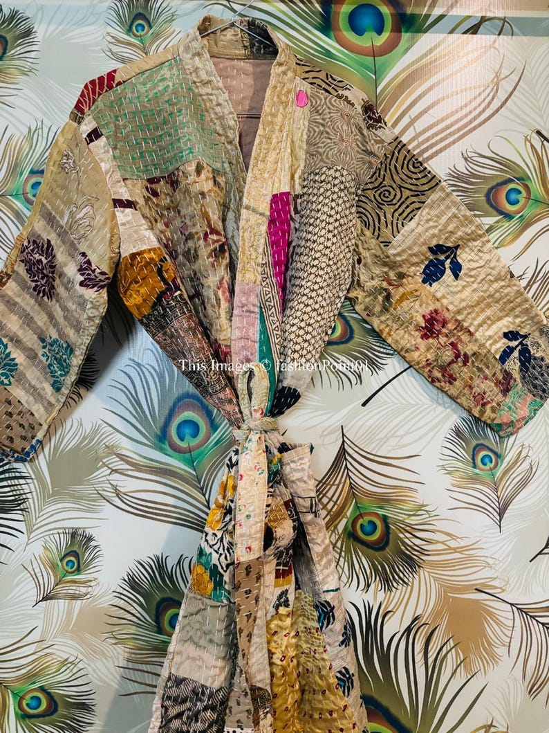 Puede incluir: Una bata kimono de color beige con estampado de patchwork, floral y geom&eacute;trico. La bata se ata a la cintura con una cinta a juego.