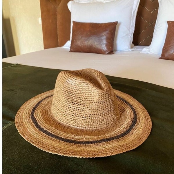 Chapeau Raphia- Adoptez l’élégance naturelle avec notre chapeau en raphia : le must-have de l’été !” raphia, chapeau de mariage, élégant.