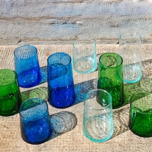 Blauwe Beldi glazen, Beldi glas - Marokkaans handgemaakt drinkglas - boho tafeldecoratie - set van 6 - Mondgeblazen van gerecycled glas.