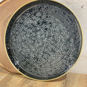 Zwart en goudkleurig metalen dienblad – Chique zwart en goudkleurig decoratief dienblad – Elegant rond dienblad – Boho luxe dienblad – Hoogwaardige woondecoratie