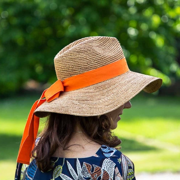 Adoptez l’élégance naturelle avec notre chapeau en raphia : le must-have de l’été !” raphia, chapeau de mariage, chapeau élégant, Capeline