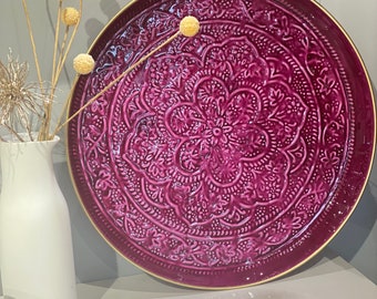 Berber serveerschaal van frambooskleurig geëmailleerd metaal