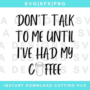 以下が含まれることがあります： 「DON'T TALK TO ME UNTIL I'VE HAD MY COFFEE」のテキストとコーヒーカップのイラストが描かれた白黒のグラフィックデザイン。「SVG | DFX | PNG」の文字が上部に、「INSTANT DOWNLOAD CUTTING FILE」の文字が下部にあります。
