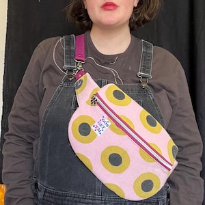 Upcycled Rosa Gelbe Retro Sling Bag, Vintage inspirierte Streetwear Bum Bag