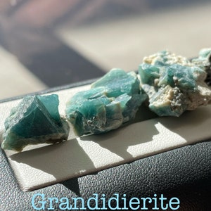 RARO !GRANDIDIERITE grezzo.Pietra molto rara!