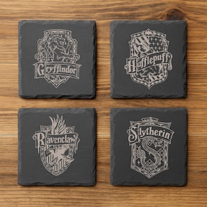 Magische Zauberer inspirierte Schulhauswappen gravierte Naturschiefer-Untersetzer; Ideales Geschenk