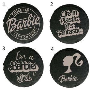 Op de afbeelding: Vier zwarte leisteen onderzetters met verschillende Barbie-thema ontwerpen. De eerste onderzetter zegt "Come on Barbie Let's Go Party". De tweede onderzetter zegt "Life in Plastic It's Fantastic". De derde onderzetter zegt "I'm a Barbie Girl". De vierde onderzetter heeft een silhouet van een Barbie pop en het woord "Barbie" eronder.