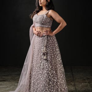 Lila-paars lehenga-pak: net-gota-draadwerk, afneembare mouwen