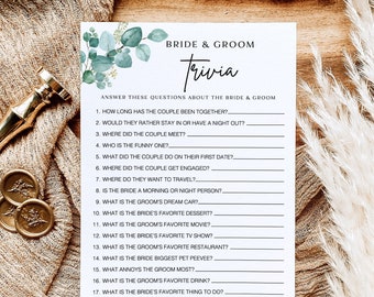 Może przedstawiać: Drukowana gra na wieczór panieński z zielonym wzorem eukaliptusa. Gra nazywa się "Bride & Groom Trivia" i zadaje 18 pytań o parę.