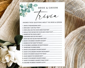Może przedstawiać: Drukowana gra na wieczór panieński z akwarelowym tłem z liśćmi eukaliptusa. Gra nosi tytuł "Bride & Groom Trivia" i zadaje 18 pytań o parę.