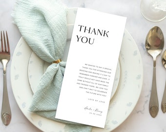 Könnte beinhalten: Eine weiße Dankeskarte mit einfacher schwarzer Schrift. Der Text lautet "Danke" in großen Buchstaben oben und dann eine Dankesbotschaft für die Teilnahme an einer Hochzeit. Die Karte ist signiert mit "Ashley & Kenny" und dem Datum "05.08.2023".