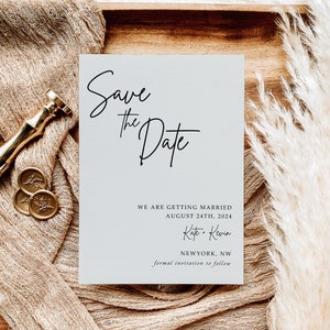 Op de afbeelding: Save the Date kaart met een eenvoudig, elegant ontwerp. De kaart is wit met zwarte kalligrafie en de tekst "Save the Date", "We are getting married", "August 24th, 2024", "Kate + Kevin", "New York, NW", en "Formal invitation to follow".