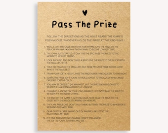Op de afbeelding: Een kraftpapieren kaart met de tekst "Pass The Prize" en een hartje. De kaart bevat instructies voor een spel, met genummerde aanwijzingen om een prijs door te geven aan gasten op basis van verschillende criteria.