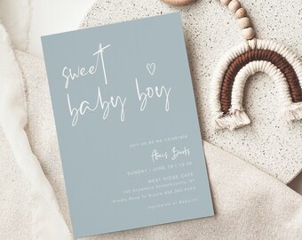 Peut inclure: Une invitation de fête prénatale bleu clair avec du texte blanc qui dit "Sweet baby boy". L'invitation comprend la date, l'heure et le lieu de l'événement, ainsi que le nom des futurs parents.