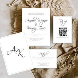 以下が含まれることがあります： 白い背景に黒い文字で書かれた結婚式の招待状セット。招待状には、アメリア・ワグナーとケンウェイ・タナーの名前、結婚式の日時、場所が記載されています。RSVPカードにはQRコードと「RSVP」の文字が記載されています。詳細カードには「詳細」の文字と結婚式に関する情報が記載されています。