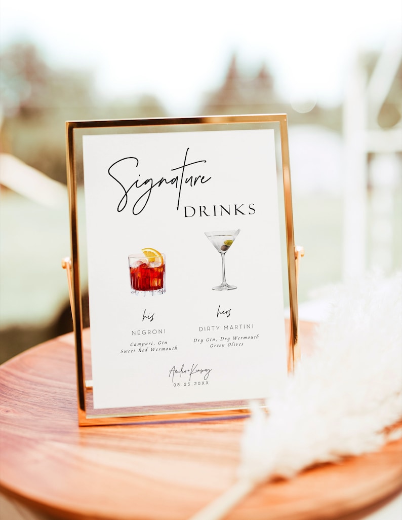 Może przedstawiać: Złoty znak z napisem "Signature Drinks" i ilustracjami dw&oacute;ch koktajli. Tekst "his" znajduje się obok koktajlu Negroni z wymienionymi poniżej składnikami. Tekst "hers" znajduje się obok koktajlu Dirty Martini z wymienionymi poniżej składnikami. Znak zawiera r&oacute;wnież tekst "Aufa Kinsey" i datę "08.25.20XX".