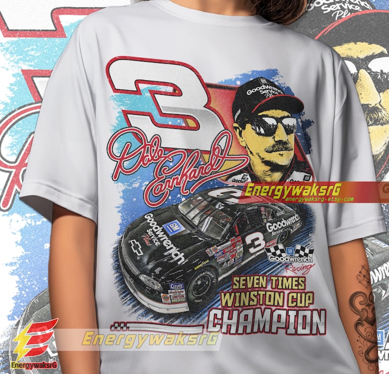 Pu&ograve; includere: Maglietta bianca con una grafica in stile vintage di Dale Earnhardt, la sua firma e la sua auto da corsa. La grafica presenta uno schema di colori blu, rosso e bianco con il testo "Goodwrench" e "Seven Times Winston Cup Champion".