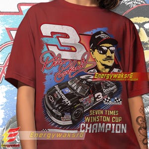 Pu&ograve; includere: Maglietta rossa con una grafica in stile vintage di Dale Earnhardt, un pilota di auto da corsa, e la sua auto da corsa. La grafica include il numero 3, le parole "Goodwrench", "Seven Times Winston Cup Champion", e la firma di Dale Earnhardt.