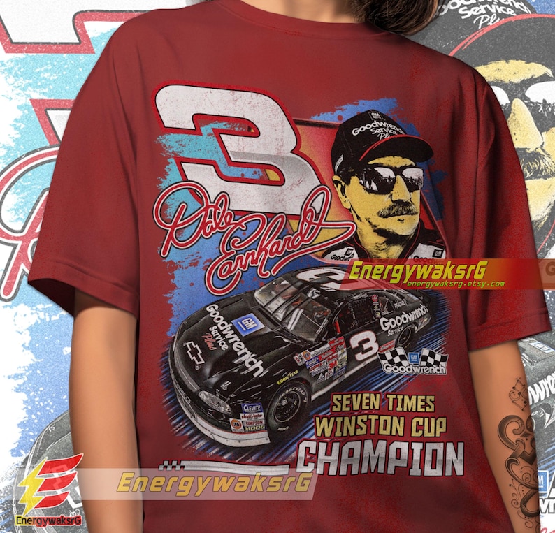Pu&ograve; includere: Maglietta rossa con una grafica in stile vintage di Dale Earnhardt, un pilota di auto da corsa, e la sua auto da corsa. La grafica include il numero 3, le parole "Goodwrench", "Seven Times Winston Cup Champion", e la firma di Dale Earnhardt.