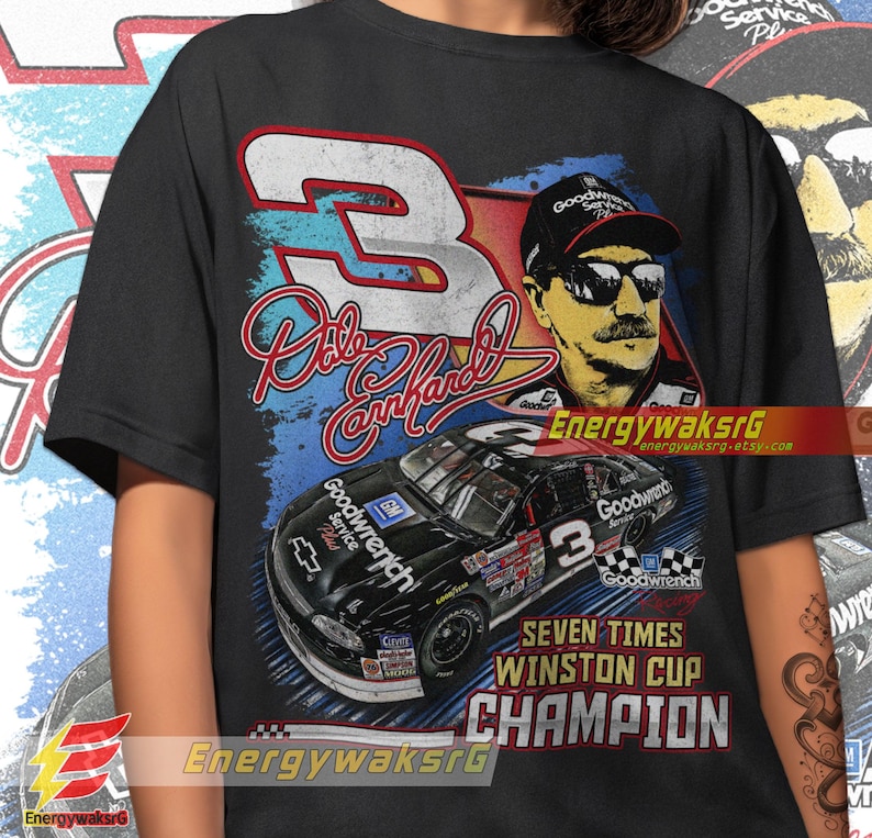 Pu&ograve; includere: Una maglietta nera con una grafica in stile vintage di Dale Earnhardt, un pilota di auto da corsa, e la sua auto da corsa. La grafica include il numero 3, le parole "Goodwrench", "Seven Times Winston Cup Champion", e la firma di Dale Earnhardt.