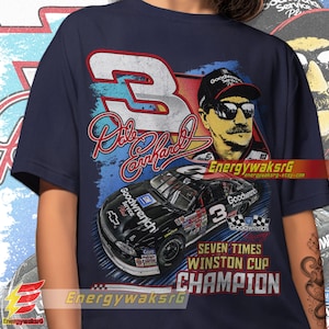 Pu&ograve; includere: Una maglietta blu navy con una grafica in stile vintage di Dale Earnhardt Jr. nella sua auto da corsa numero 3. La grafica include il testo "Seven Times Winston Cup Champion" e il logo Goodwrench.
