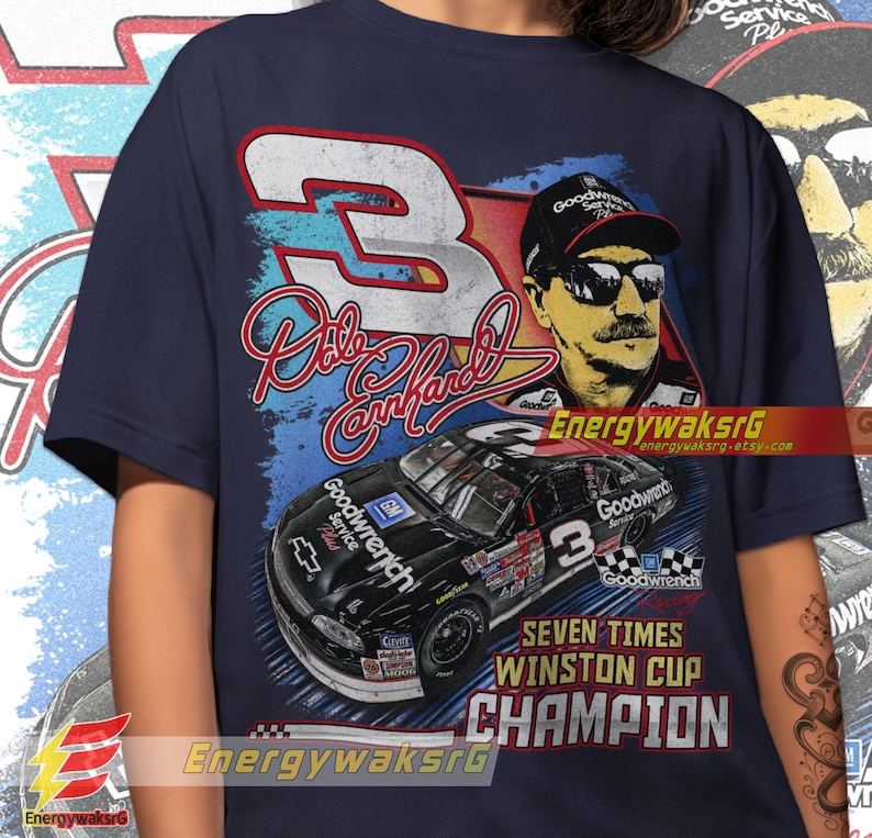 Pu&ograve; includere: Una maglietta blu navy con una grafica in stile vintage di Dale Earnhardt Jr. nella sua auto da corsa numero 3. La grafica include il testo "Seven Times Winston Cup Champion" e il logo Goodwrench.