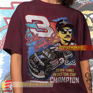 Pu&ograve; includere: Una t-shirt color granata con una grafica in stile vintage di Dale Earnhardt Jr. e la sua auto da corsa. La grafica include il numero 3, le parole "Goodwrench" e "Seven Times Winston Cup Champion", e una firma.