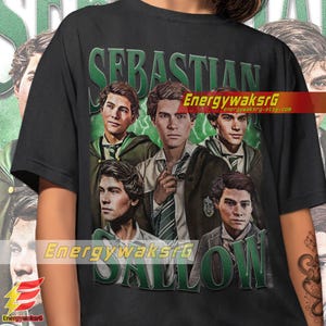 Op de afbeelding: Zwart T-shirt met een grafische print van vier jongens met de tekst "Sebastian Sallow" in groene en witte letters. De jongens dragen zwarte en groene gewaden en hebben een vintage uitstraling.
