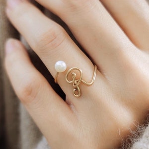 Anillo inicial personalizado Anillo de letras lleno de oro de 14K Nombre personalizado Regalo de dama de honor Joyería natural de pera de agua dulce para su regalo de Navidad