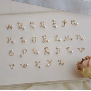 Pendientes iniciales personalizados Pendientes de letras rellenos de oro de 14K Pendientes hechos a mano personalizados Regalo de joyería de pera para su regalo de Navidad para mamá