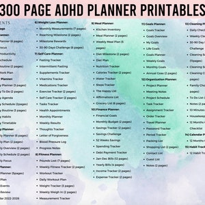 Puede incluir: Un planificador imprimible con un fondo de acuarela azul pastel y rosa. El planificador est&aacute; dividido en 15 secciones, cada una con un t&iacute;tulo y una lista de p&aacute;ginas imprimibles. Las secciones incluyen: P&aacute;gina de portada, Planificador diario, Planificador semanal, Planificador mensual, Planificador anual, Planificador de p&eacute;rdida de peso, Planificador de autocuidado, Planificador de acondicionamiento f&iacute;sico, Planificador de comidas, Planificador de objetivos, Planificador de organizaci&oacute;n, Planificador de limpieza, Planificador de calendario y Seguimiento de h&aacute;bitos.