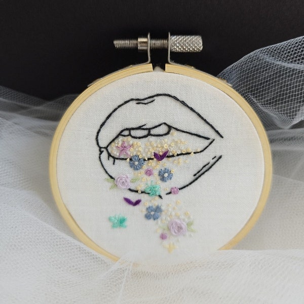 Broderie bouche fleurie