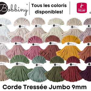 Peut inclure: Une variété de couleurs de corde tressée jumbo de 9 mm, toutes regroupées. La corde est en coton et est disponible dans une variété de couleurs, notamment le blanc, le beige, le rose, le rouge, le jaune, l'orange, le marron, le vert et le violet. La corde est parfaite pour l'artisanat, le macramé et autres projets de bricolage.