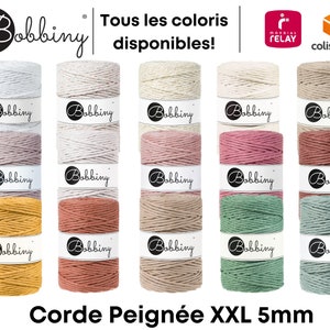 Op de afbeelding: Een assortiment van kleuren van 5 mm dik, natuurlijk katoenen touw, genaamd "Corde Peignée XXL 5mm", met de merknaam "Bobbiny" gedrukt op elke spoel.