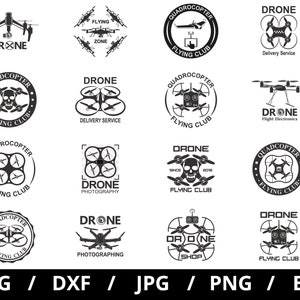Könnte beinhalten: Ein Satz von 10 Schwarzweiß-Drohnen-Logo-Designs. Die Logos zeigen eine Vielzahl von Designs, darunter einen Totenkopf, eine Kamera und eine Drohne, die in der Luft fliegt. Der Text auf den Logos lautet "Drohne", "Quadrocopter", "Flugclub" und "Lieferservice".