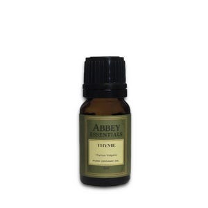 Könnte beinhalten: Kleine braune Glasflasche mit ätherischem Thymianöl von Abbey Essentials. Das grün-weiße Etikett trägt das Wort "THYME" in großen Buchstaben. Die Flasche hat einen schwarzen Deckel und enthält 5 ml reines Bio-Öl.