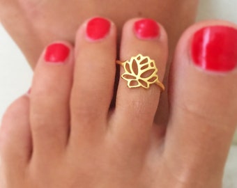 Gold Lotus Flower Toe Ring, Adjustable Toe Ring, Minimal Lotus Flower Ring, Foot Jewelry, Summer Jewelry, Foot Ring, Cute Flower Toe Ring