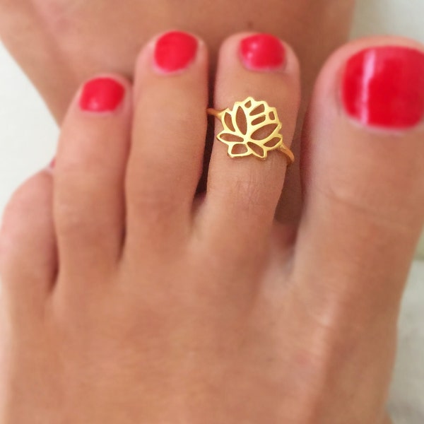 Gold Lotus Flower Toe Ring, Adjustable Toe Ring, Minimal Lotus Flower Ring, Foot Jewelry, Summer Jewelry, Foot Ring, Cute Flower Toe Ring