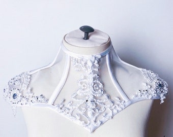 White necklace with pearl and "lys" rhinestones, corset neck