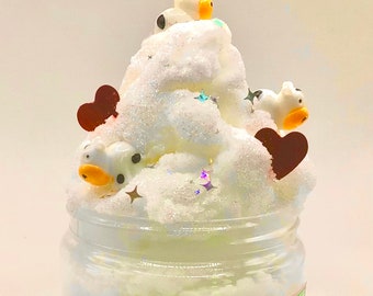 Vache laitière à la crème glacée - Slime de crème de nuage de vanille crémeuse extra douce avec des charmes de vache mignons, des paillettes et des pépites.